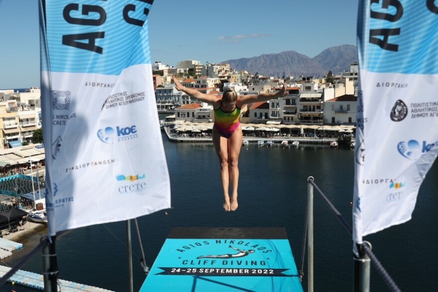 Agios Nikolaos Cliff Diving: Eικόνες που κόβουν την… ανάσα