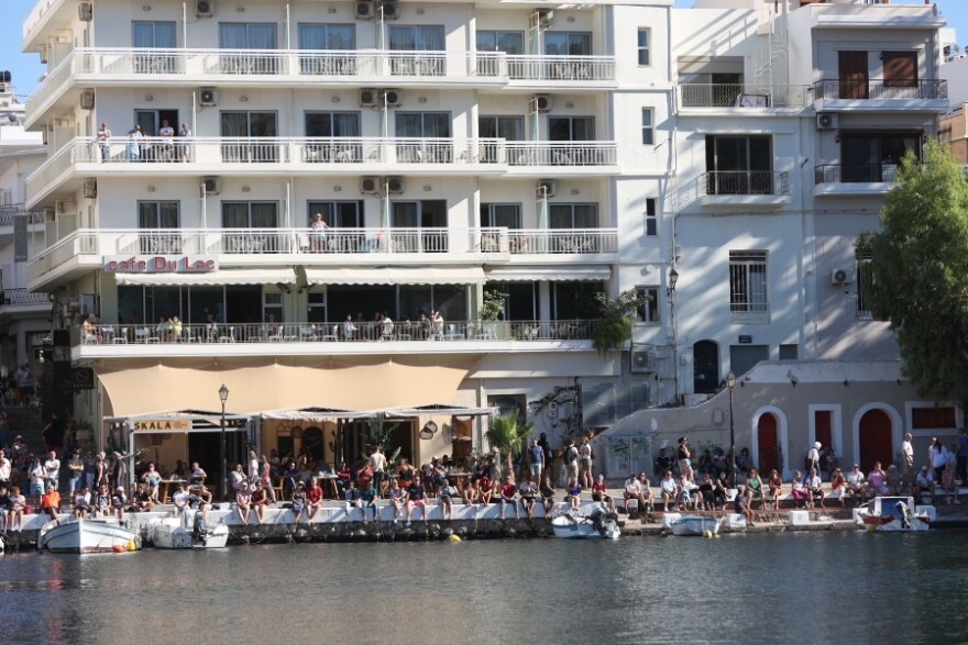 Agios Nikolaos Cliff Diving: Eικόνες που κόβουν την… ανάσα