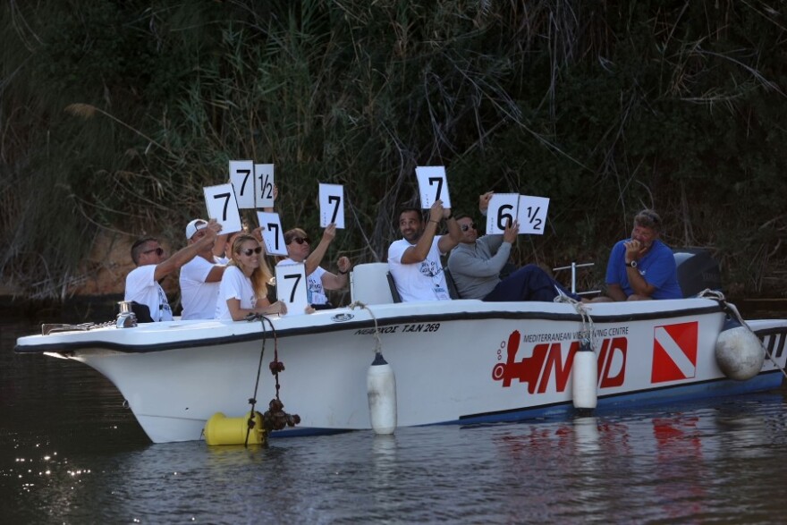 Agios Nikolaos Cliff Diving: Eικόνες που κόβουν την… ανάσα