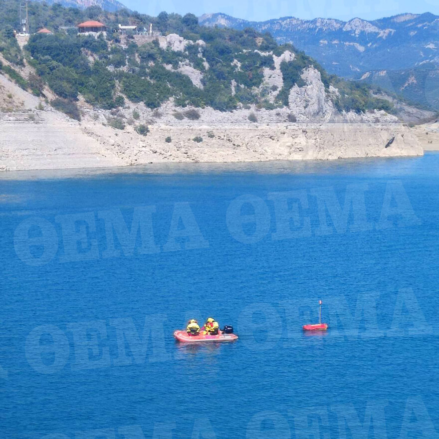 Ευρυτανία: Σε ανθρώπινο σώμα παραπέμπει το εύρημα από το βυθό της λίμνης - Δύτες ερευνούν για την 48χρονη