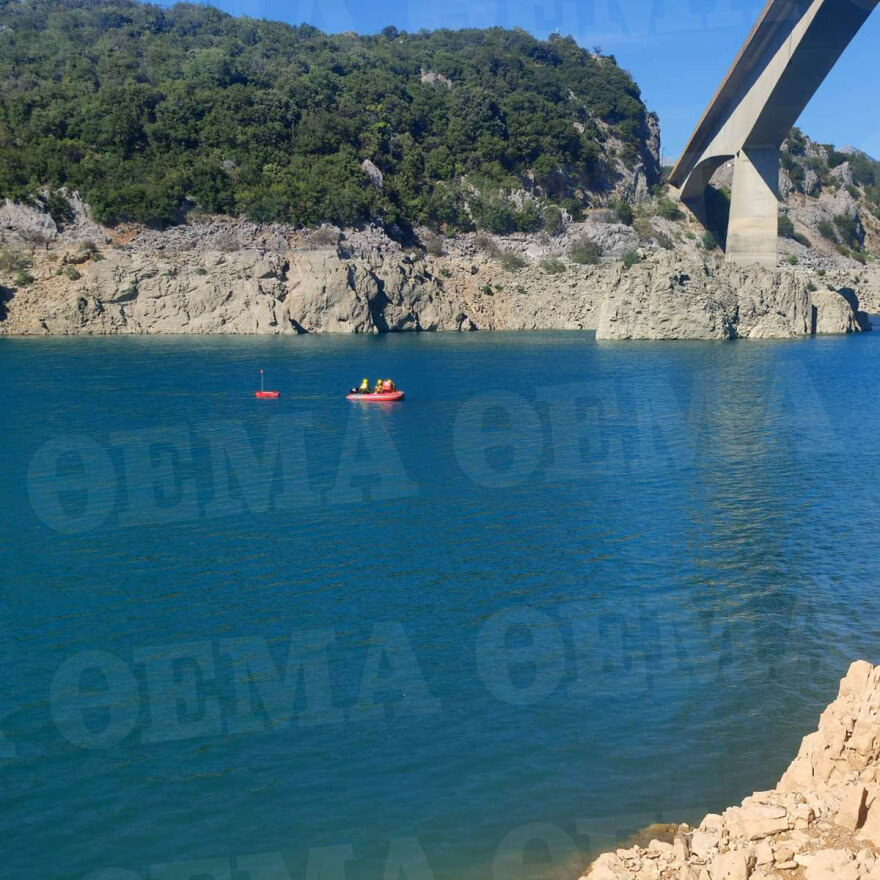 Ευρυτανία: Σε ανθρώπινο σώμα παραπέμπει το εύρημα από το βυθό της λίμνης - Δύτες ερευνούν για την 48χρονη