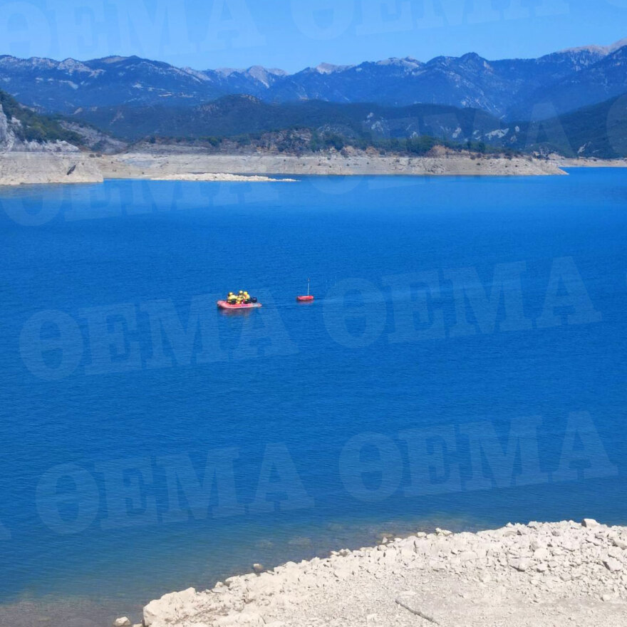 Ευρυτανία: Σε ανθρώπινο σώμα παραπέμπει το εύρημα από το βυθό της λίμνης - Δύτες ερευνούν για την 48χρονη