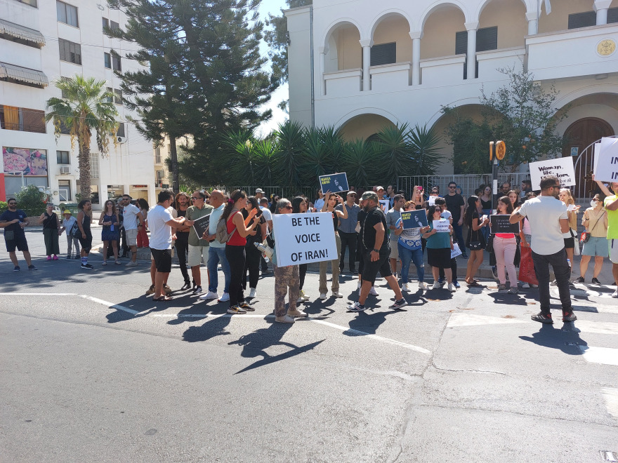 Κύπρος: Γυναίκες έκοψαν τα μαλλία τους έξω από την πρεσβεία του Ιράν - Δείτε φωτογραφίες