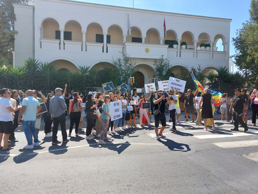 Κύπρος: Γυναίκες έκοψαν τα μαλλία τους έξω από την πρεσβεία του Ιράν - Δείτε φωτογραφίες