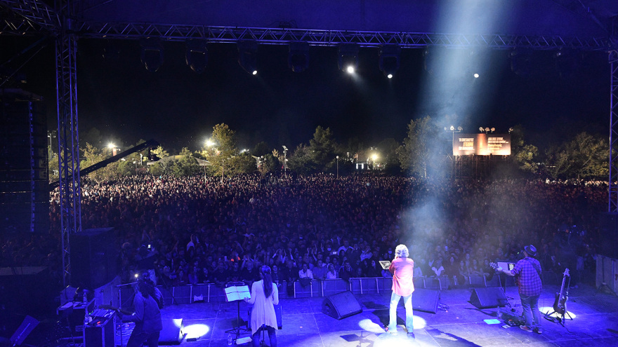 Βίντεο: Ο Βασίλης Παπακωνσταντίνου αποθεώθηκε στο φεστιβάλ της ΚΝΕ