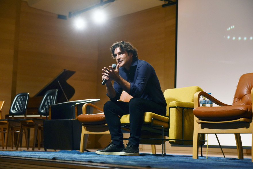 Maestro: Ο Χριστόφορος Παπακαλιάτης παρουσίασε τη νέα σειρά