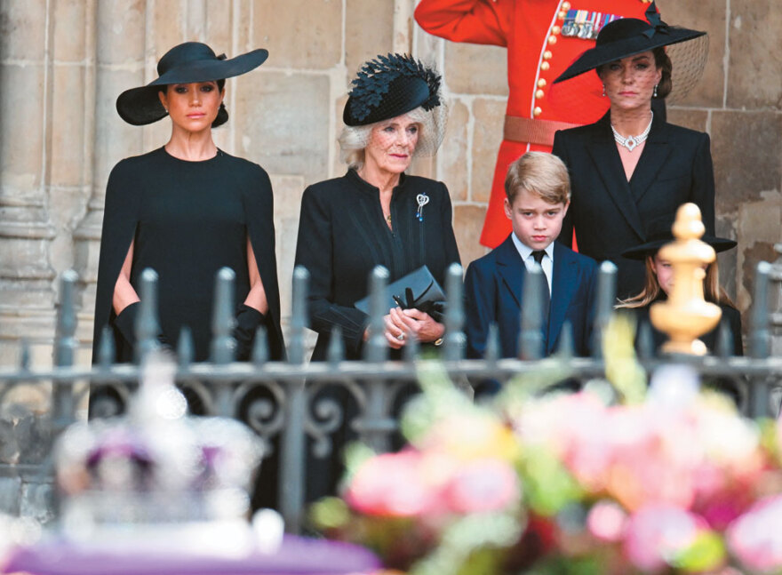 Η ζωή μετά την Ελισάβετ: Ο οίκος των Ουίνδσορ σε κρίση - Βασιλιάς σε «ομηρία» ο Κάρολος