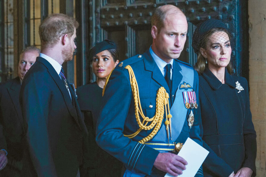 Η ζωή μετά την Ελισάβετ: Ο οίκος των Ουίνδσορ σε κρίση - Βασιλιάς σε «ομηρία» ο Κάρολος