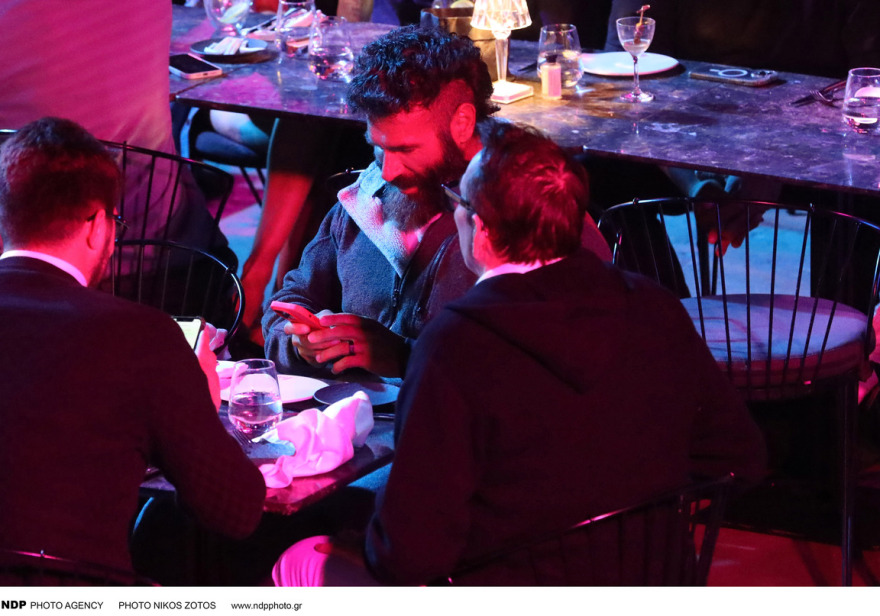 Ο Νταν Μπιλζέριαν κάνει βόλτες στα σοκάκια της Μυκόνου - Δείτε φωτογραφίες