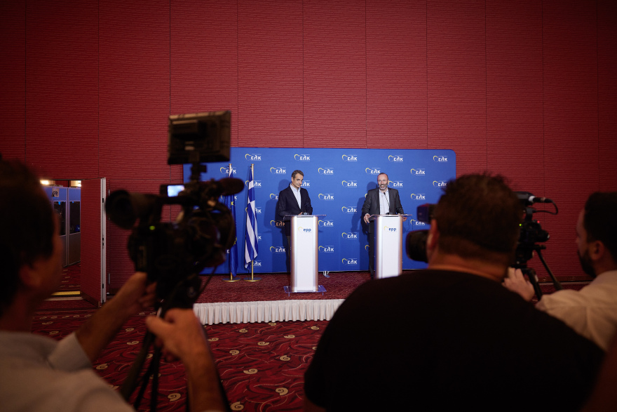 Βέμπερ για Μητσοτάκη: Ήταν από τους πρώτες ηγέτες του ΕΛΚ που ζήτησαν αποβολή του Όρμπαν