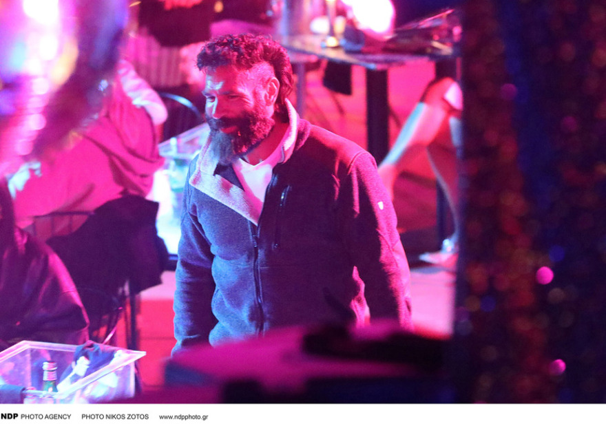 Ο Νταν Μπιλζέριαν κάνει βόλτες στα σοκάκια της Μυκόνου - Δείτε φωτογραφίες