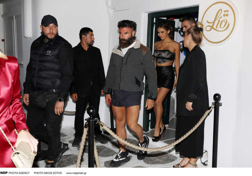 Ο Νταν Μπιλζέριαν κάνει βόλτες στα σοκάκια της Μυκόνου - Δείτε φωτογραφίες