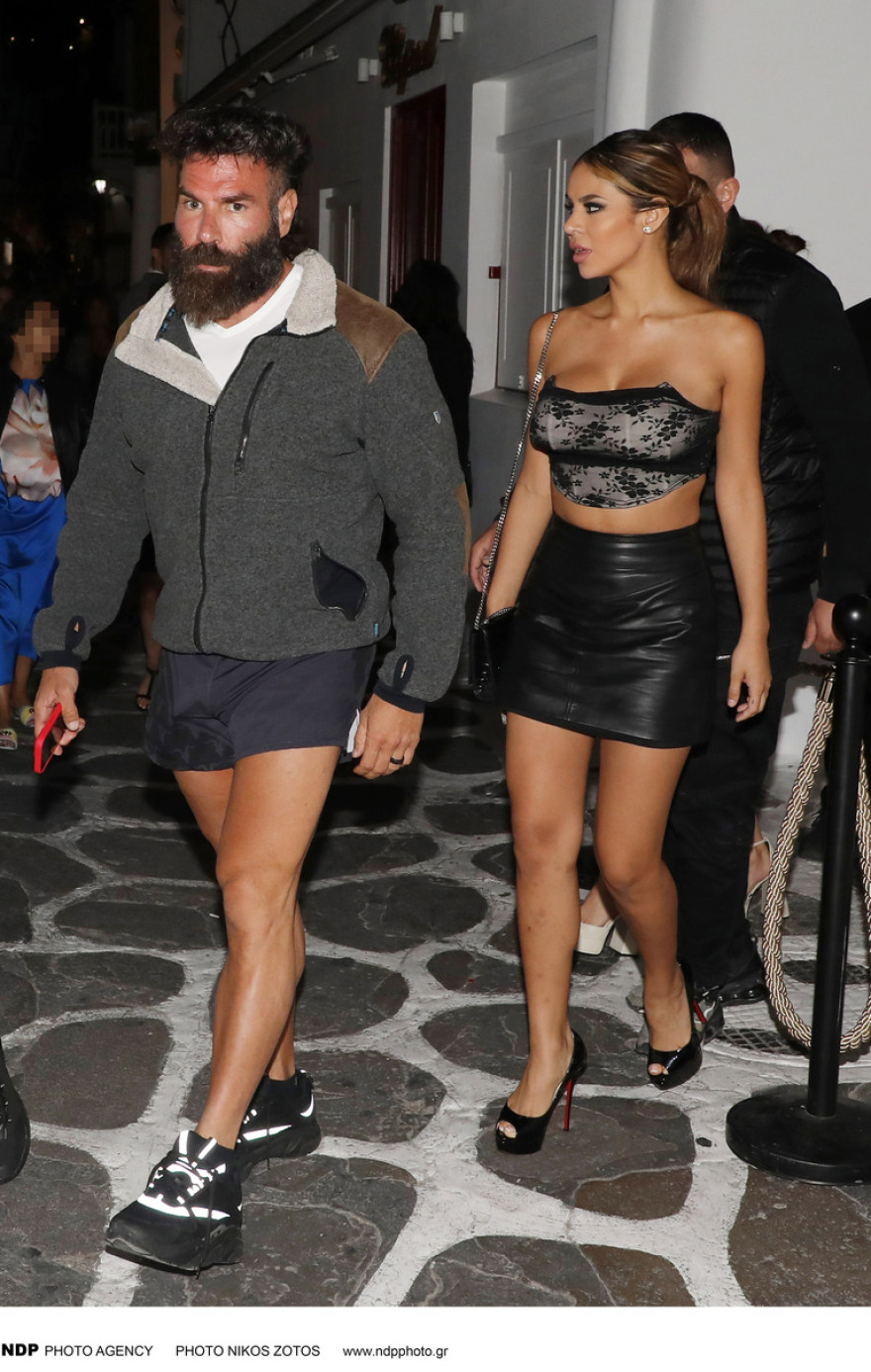 Ο Νταν Μπιλζέριαν κάνει βόλτες στα σοκάκια της Μυκόνου - Δείτε φωτογραφίες