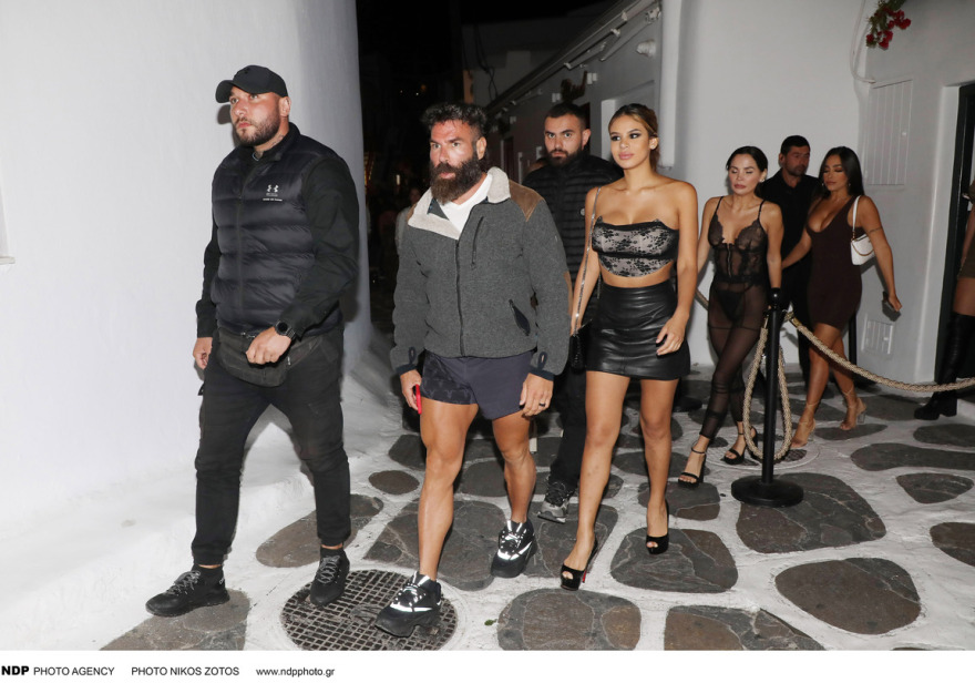 Ο Νταν Μπιλζέριαν κάνει βόλτες στα σοκάκια της Μυκόνου - Δείτε φωτογραφίες