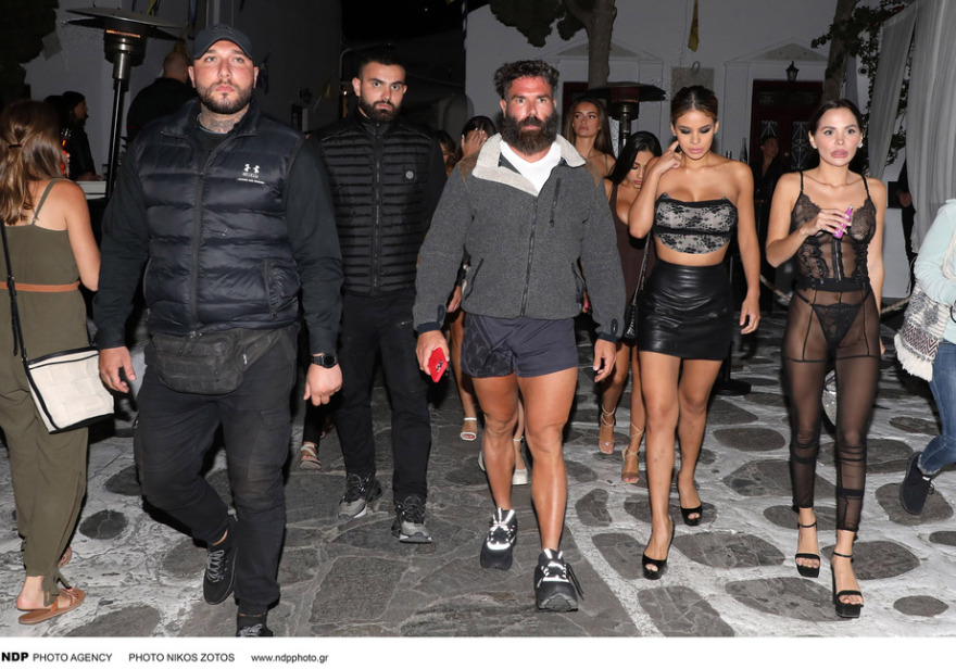 Ο Νταν Μπιλζέριαν κάνει βόλτες στα σοκάκια της Μυκόνου - Δείτε φωτογραφίες