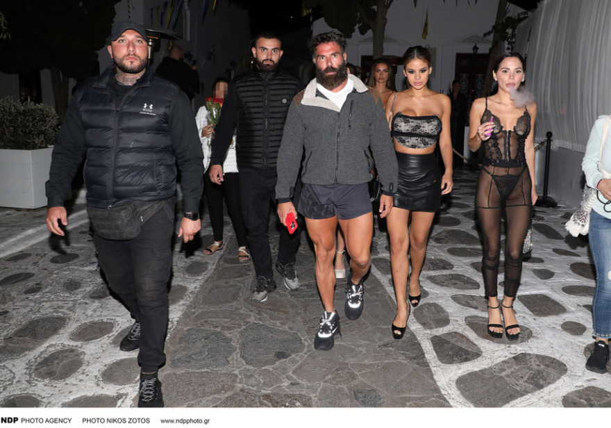 Ο Νταν Μπιλζέριαν κάνει βόλτες στα σοκάκια της Μυκόνου - Δείτε φωτογραφίες