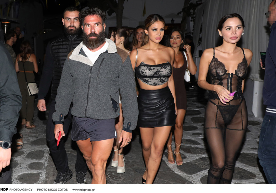 Ο Νταν Μπιλζέριαν κάνει βόλτες στα σοκάκια της Μυκόνου - Δείτε φωτογραφίες