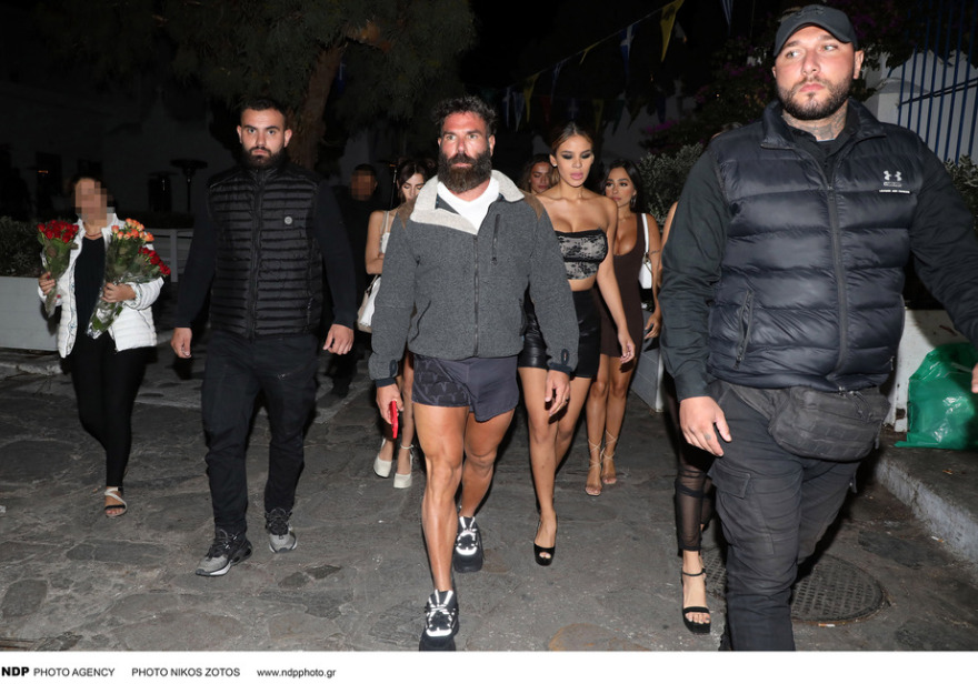 Ο Νταν Μπιλζέριαν κάνει βόλτες στα σοκάκια της Μυκόνου - Δείτε φωτογραφίες