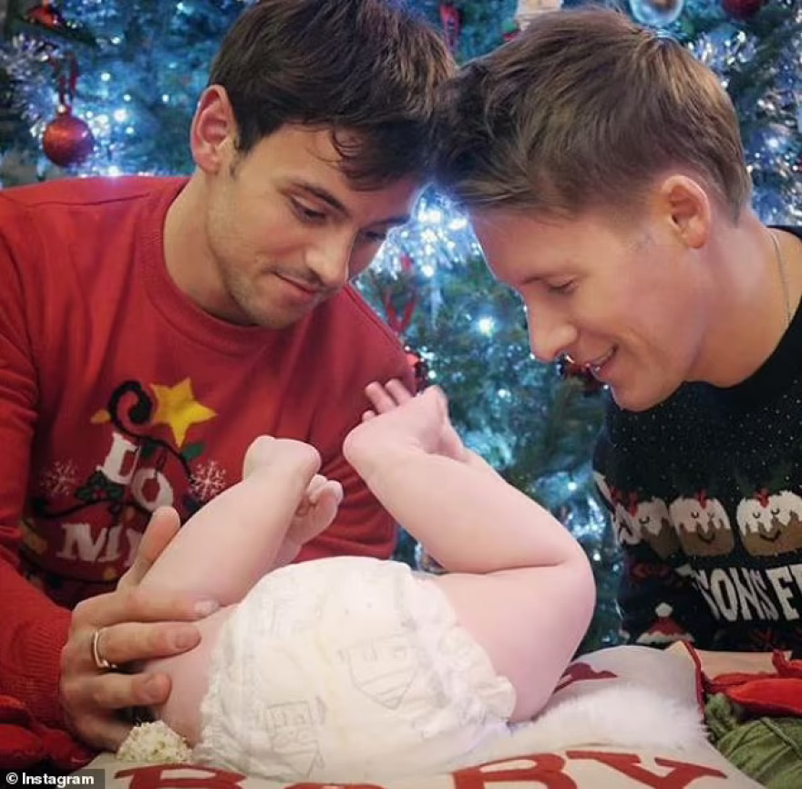 Ο σύζυγος του Ολυμπιονίκη Τομ Ντέιλι τσακώθηκε σε gay bar του Λονδίνου και αναρρώνει στα ελληνικά νησιά