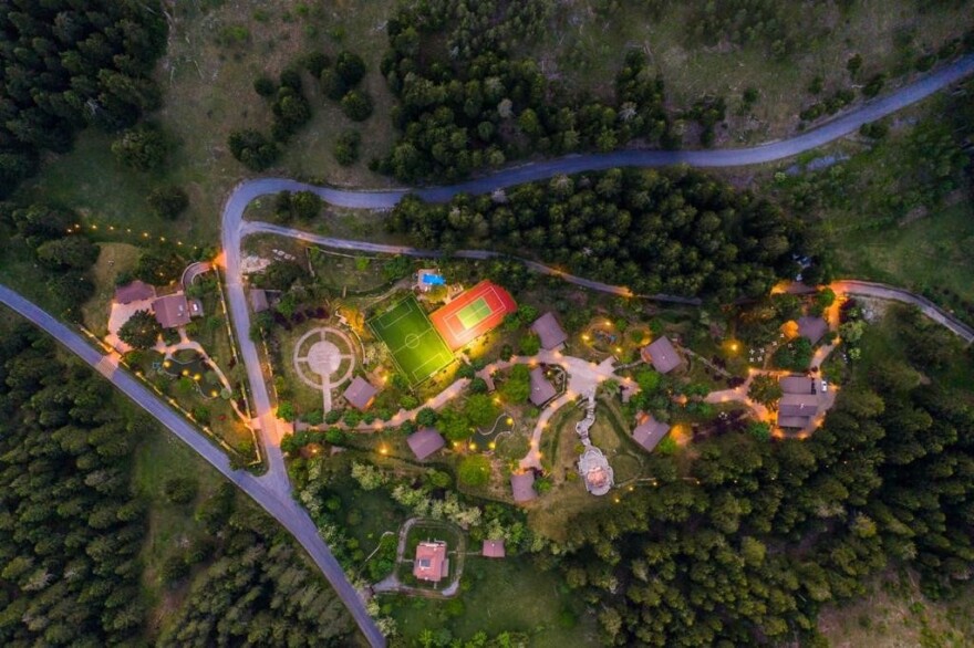 Sotheby's: Πωλητήριο για τον «Παράδεισο» του Παράβαλου στο Μαίναλο και το ιστορικό «Bella Vita»