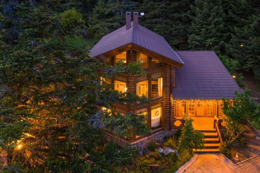 Sotheby's: Πωλητήριο για τον «Παράδεισο» του Παράβαλου στο Μαίναλο και το ιστορικό «Bella Vita»