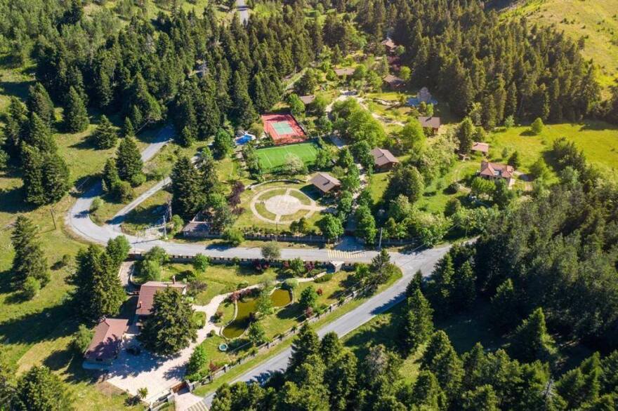 Sotheby's: Πωλητήριο για τον «Παράδεισο» του Παράβαλου στο Μαίναλο και το ιστορικό «Bella Vita»