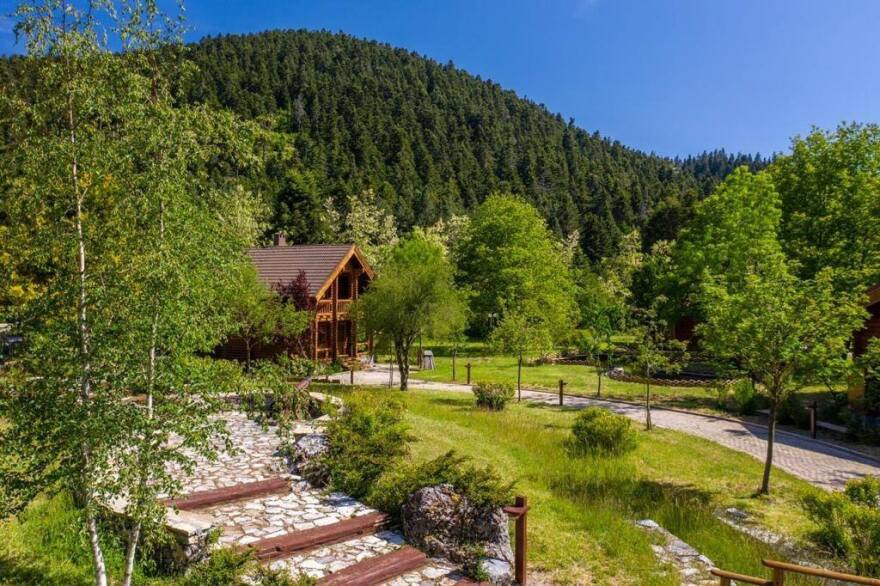 Sotheby's: Πωλητήριο για τον «Παράδεισο» του Παράβαλου στο Μαίναλο και το ιστορικό «Bella Vita»