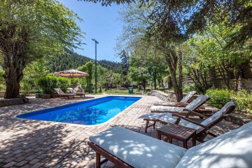 Sotheby's: Πωλητήριο για τον «Παράδεισο» του Παράβαλου στο Μαίναλο και το ιστορικό «Bella Vita»