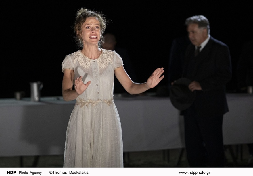 Έλλη Τρίγγου: Παίζαμε την «Αντιγόνη» κι από πίσω ακουγόταν… έννοια, έννοια μου, καραμελένια μου