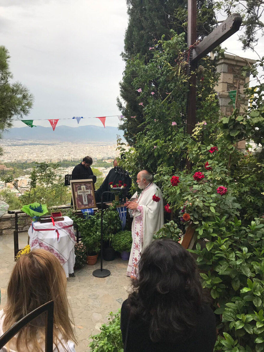 «Είμαι καθαρός, δεν έχω λερώσει το ράσο», λέει ο «θαυματοποιός» παπάς του Λυκαβηττού