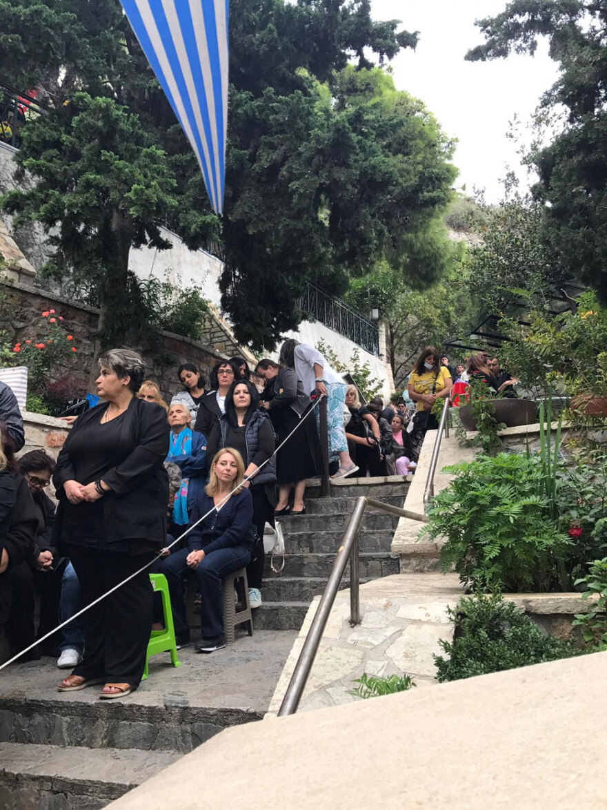 «Είμαι καθαρός, δεν έχω λερώσει το ράσο», λέει ο «θαυματοποιός» παπάς του Λυκαβηττού