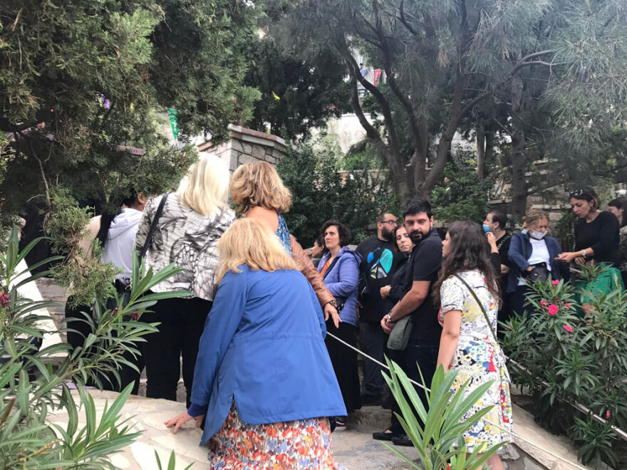 «Είμαι καθαρός, δεν έχω λερώσει το ράσο», λέει ο «θαυματοποιός» παπάς του Λυκαβηττού