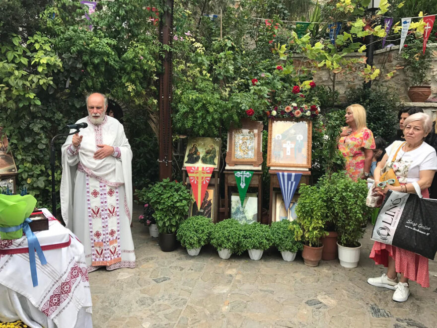 «Είμαι καθαρός, δεν έχω λερώσει το ράσο», λέει ο «θαυματοποιός» παπάς του Λυκαβηττού