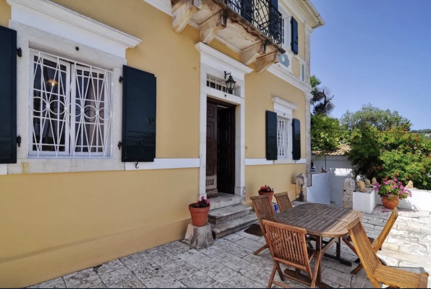 Sotheby's: Πωλητήριο για τον «Παράδεισο» του Παράβαλου στο Μαίναλο και το ιστορικό «Bella Vita»