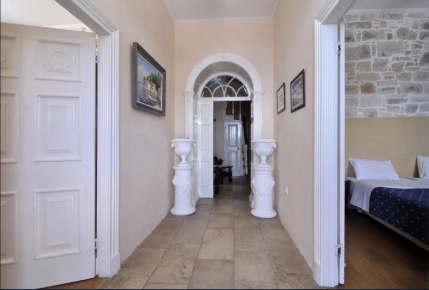 Sotheby's: Πωλητήριο για τον «Παράδεισο» του Παράβαλου στο Μαίναλο και το ιστορικό «Bella Vita»