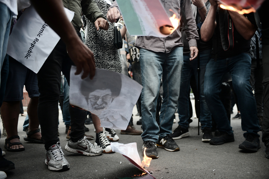 Μαχσά Αμινί: Χημικά έπεσαν στη συγκέντρωση στην πρεσβεία του Ιράν - Δύο συλλήψεις