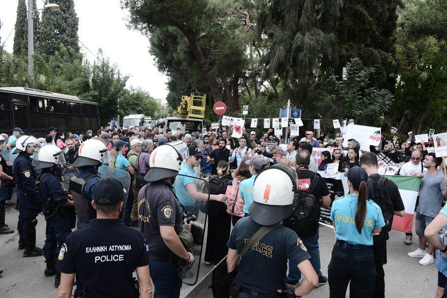 Μαχσά Αμινί: Χημικά έπεσαν στη συγκέντρωση στην πρεσβεία του Ιράν - Δύο συλλήψεις