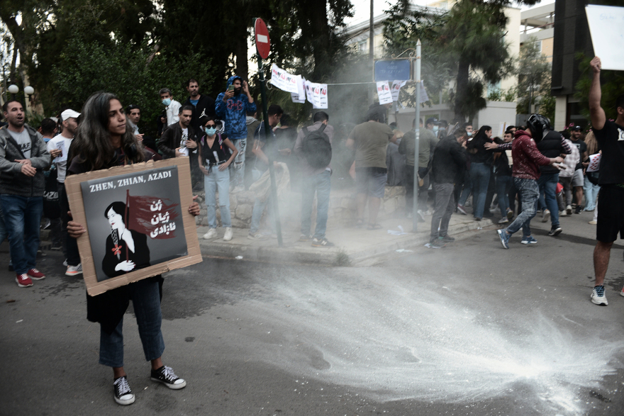 Μαχσά Αμινί: Χημικά έπεσαν στη συγκέντρωση στην πρεσβεία του Ιράν - Δύο συλλήψεις