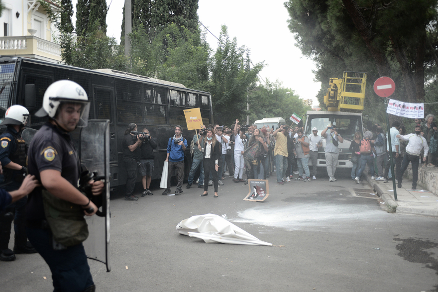 Μαχσά Αμινί: Χημικά έπεσαν στη συγκέντρωση στην πρεσβεία του Ιράν - Δύο συλλήψεις