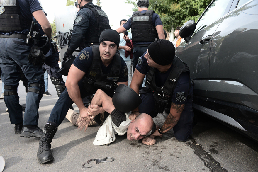 Μαχσά Αμινί: Χημικά έπεσαν στη συγκέντρωση στην πρεσβεία του Ιράν - Δύο συλλήψεις