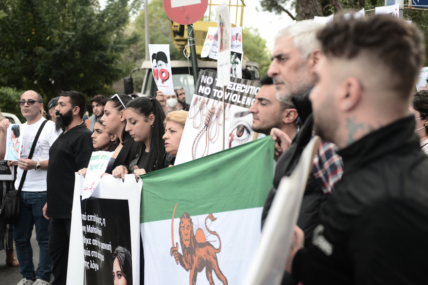 Μαχσά Αμινί: Χημικά έπεσαν στη συγκέντρωση στην πρεσβεία του Ιράν - Δύο συλλήψεις