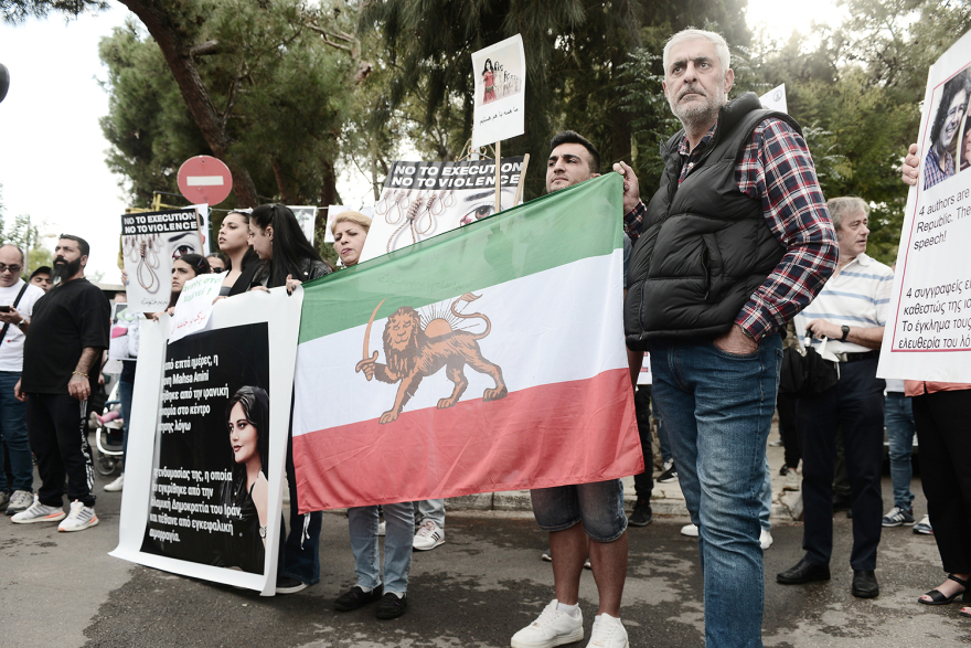 Μαχσά Αμινί: Χημικά έπεσαν στη συγκέντρωση στην πρεσβεία του Ιράν - Δύο συλλήψεις