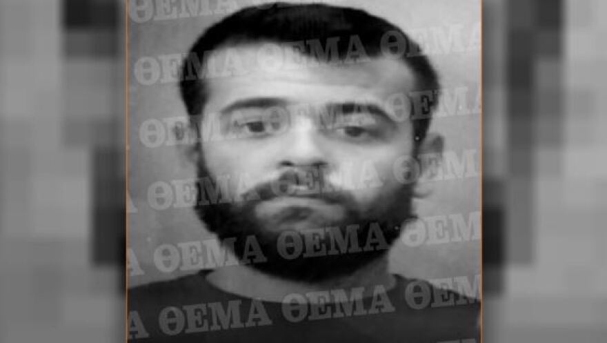 Ζωγράφου: Κουκουλοφόροι ποζάρουν με όπλα και λεφτά μέσα στην Πολυτεχνειούπολη - Βίντεο ντοκουμέντο