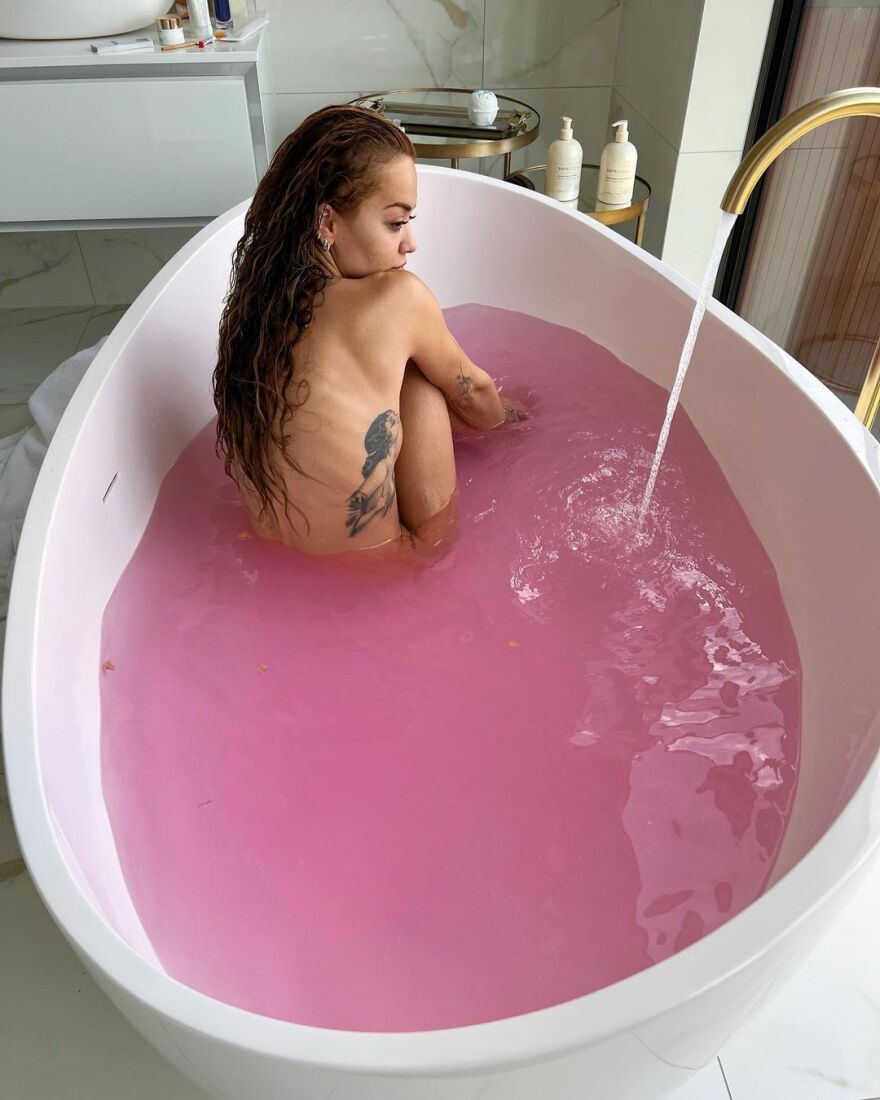 Ρίτα Όρα: Ποζάρει γυμνή στη μπανιέρα της