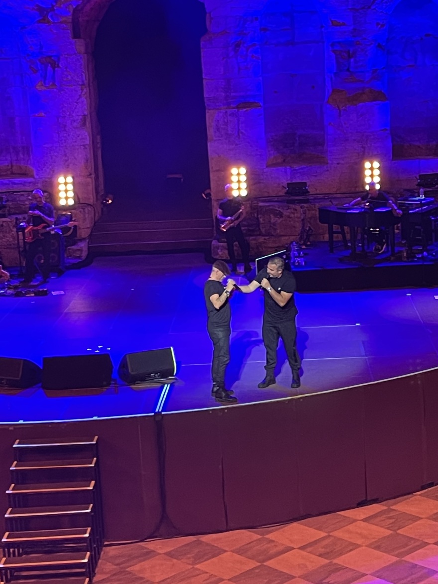 Έρος Ραμαζότι: Η αποθέωση, οι selfies και το απρόσμενο ντουέτο