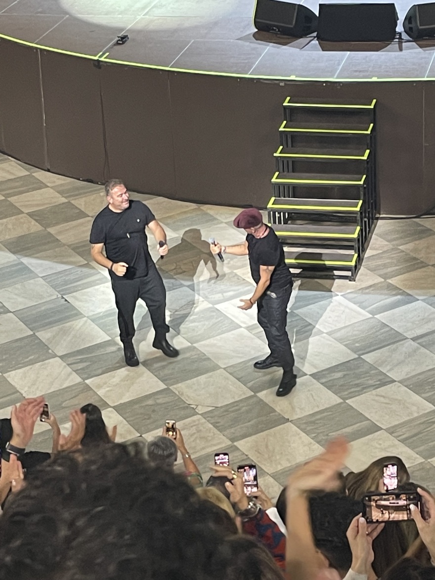 Έρος Ραμαζότι: Η αποθέωση, οι selfies και το απρόσμενο ντουέτο