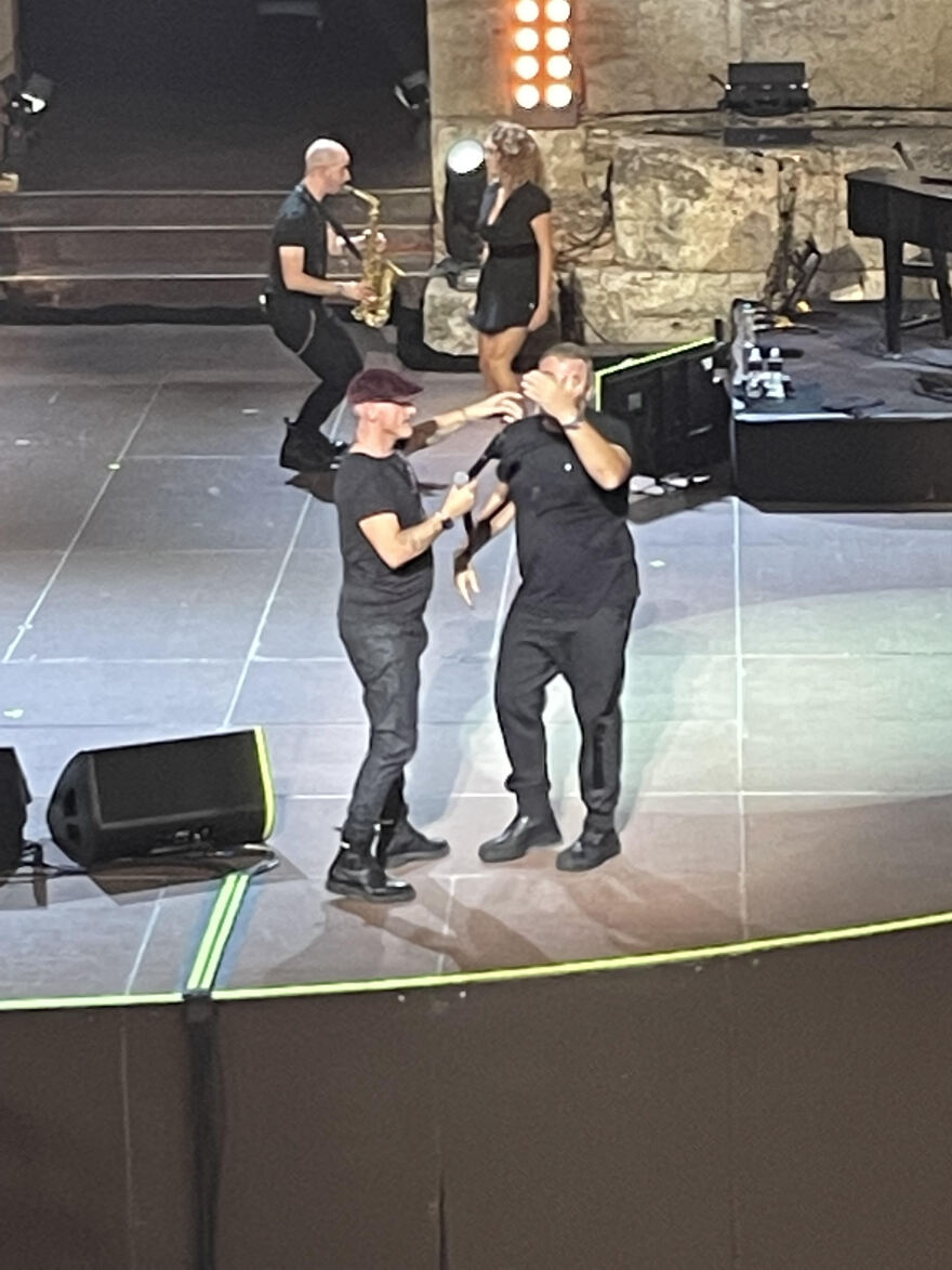 Έρος Ραμαζότι: Η αποθέωση, οι selfies και το απρόσμενο ντουέτο