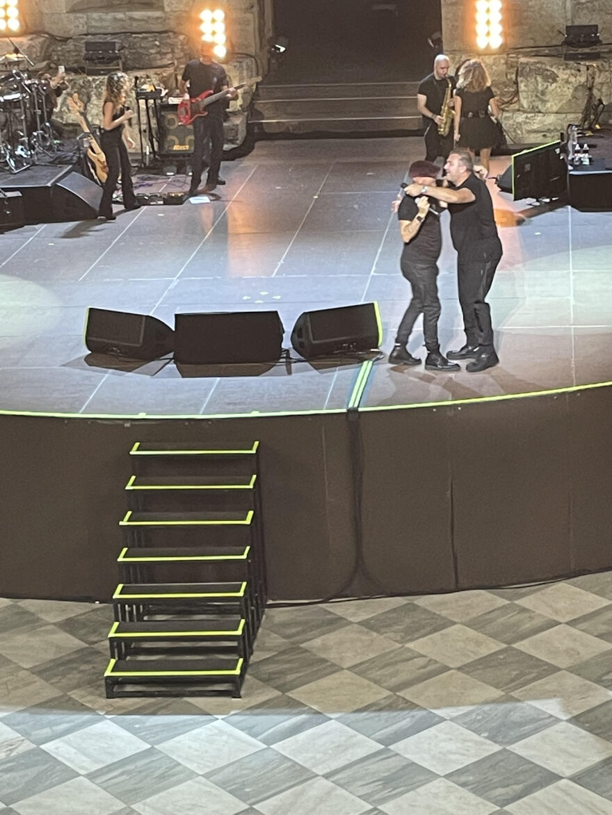 Έρος Ραμαζότι: Η αποθέωση, οι selfies και το απρόσμενο ντουέτο