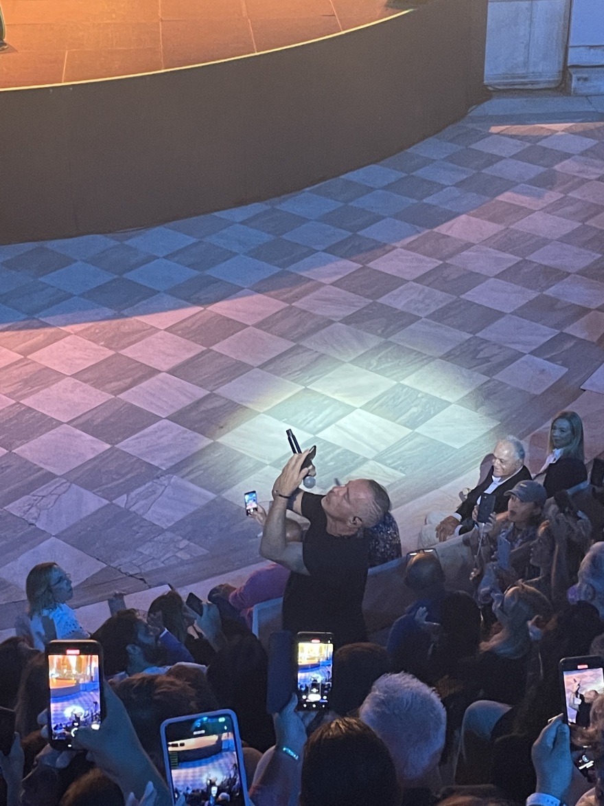 Έρος Ραμαζότι: Η αποθέωση, οι selfies και το απρόσμενο ντουέτο