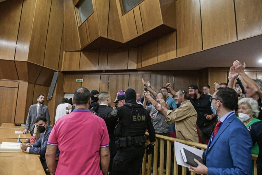 Ναζιστικοί χαιρετισμοί και συνθήματα κατά τη διάρκεια της δίκης της Χρυσής Αυγής